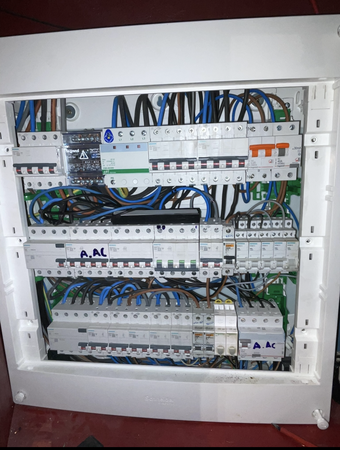 Con nuestro servicio de averías eléctricas 24 horas, un electricista autorizado llega con las herramientas adecuadas, identifica la causa y te devuelve la seguridad.
