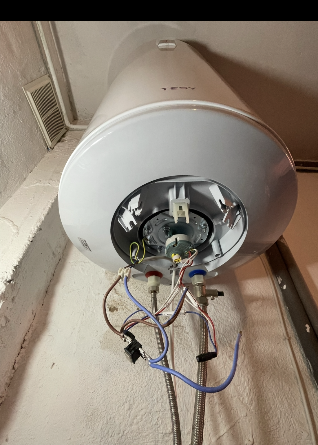 Con nuestro servicio de averías eléctricas 24 horas, un electricista autorizado llega con las herramientas adecuadas, identifica la causa y te devuelve la seguridad.